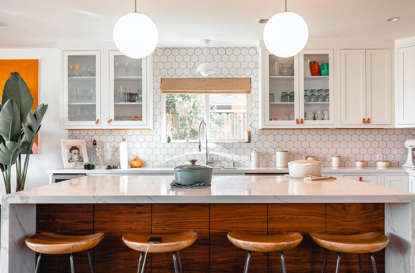 Modern kitchen, honeycomb tiles white.