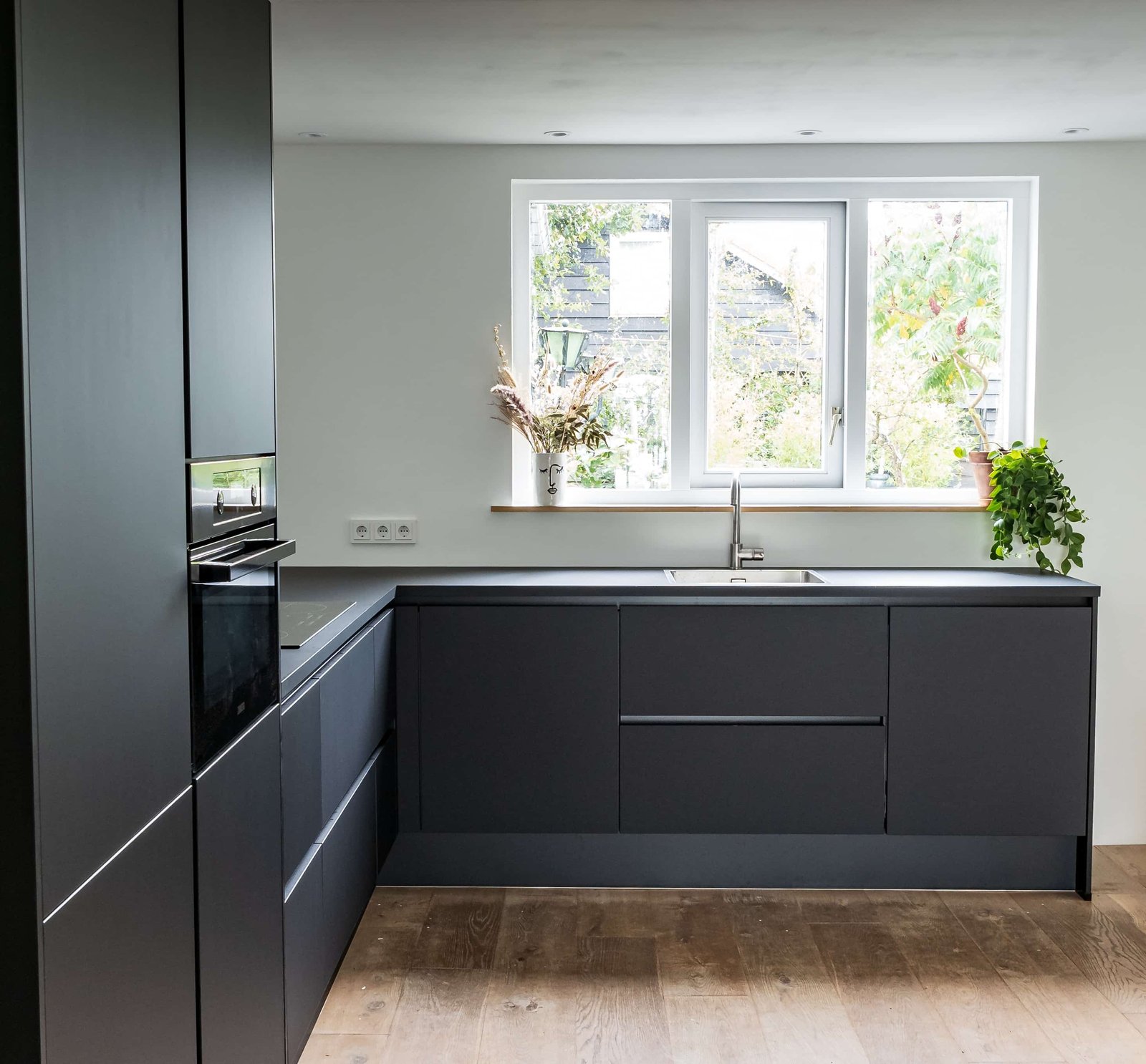 Kitcen renovation. Simple and modern Black cabinets